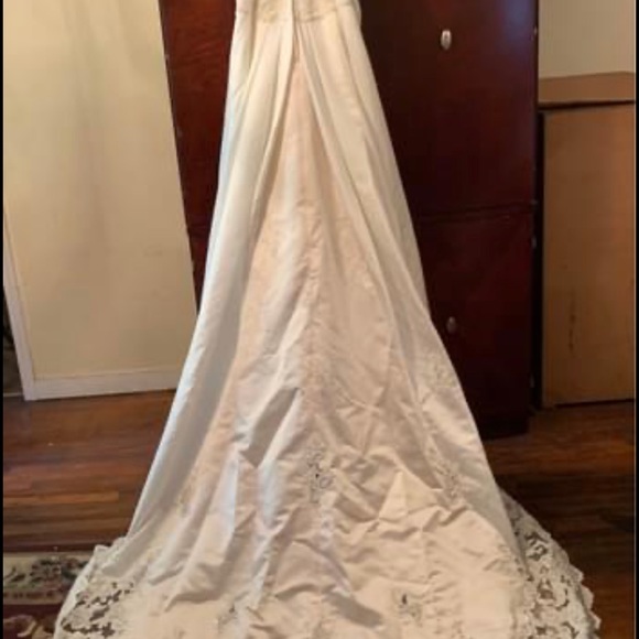 Wedding gown size 12 fit like an size 8 - Picture 3 of 5